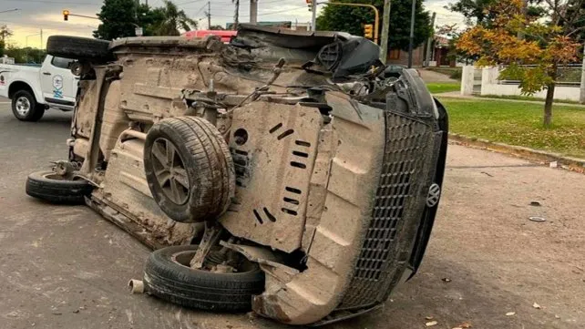 Paraná: un conductor, con 1.99 de alcohol en sangre, chocó una columna y volcó