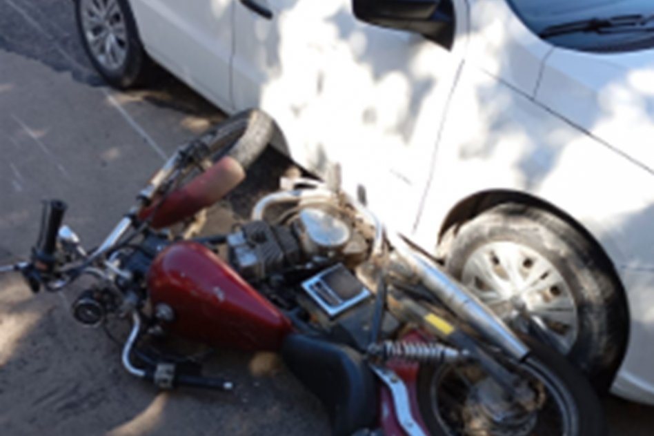 Siniestro vial: Moto y auto impactaron en una esquina céntrica