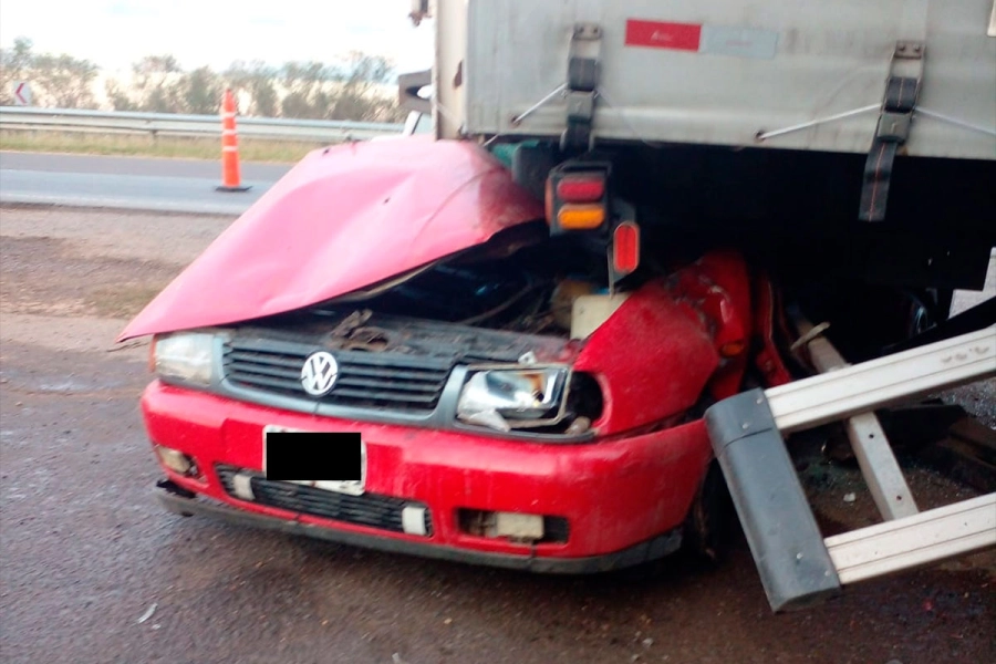 Fatal accidente de tránsito en Ruta 12: conductor murió tras chocar su auto contra un camión