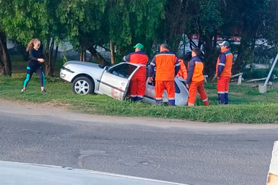 Un auto cayó en un zanjón del ingreso a hotel alojamiento de Paraná