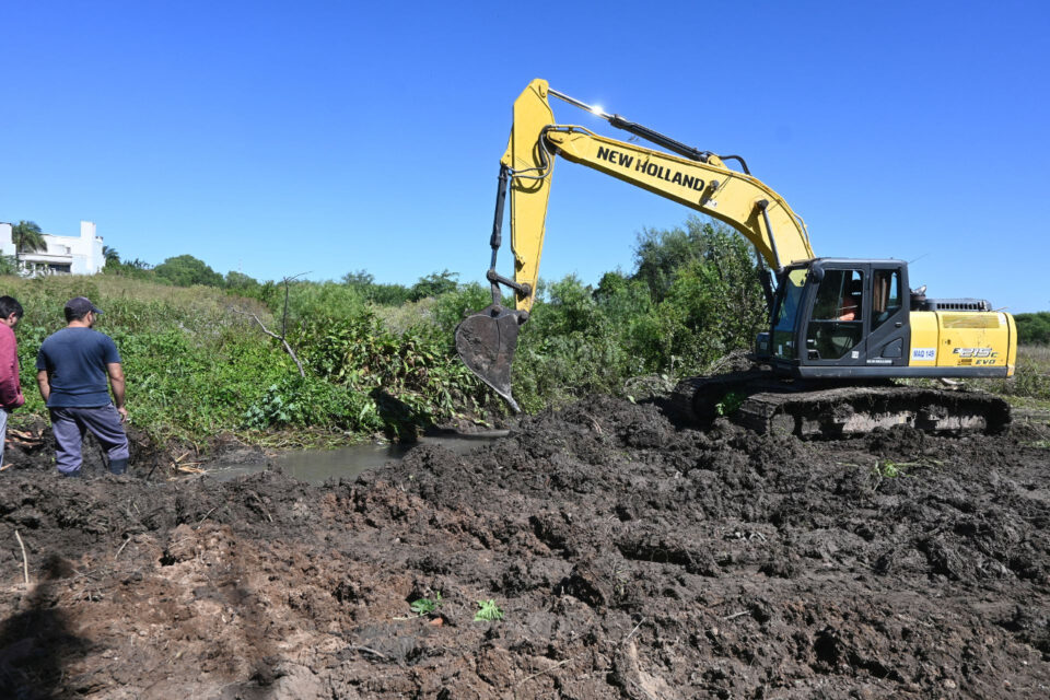 Se repara caño maestro de agua en calle Echeverría
