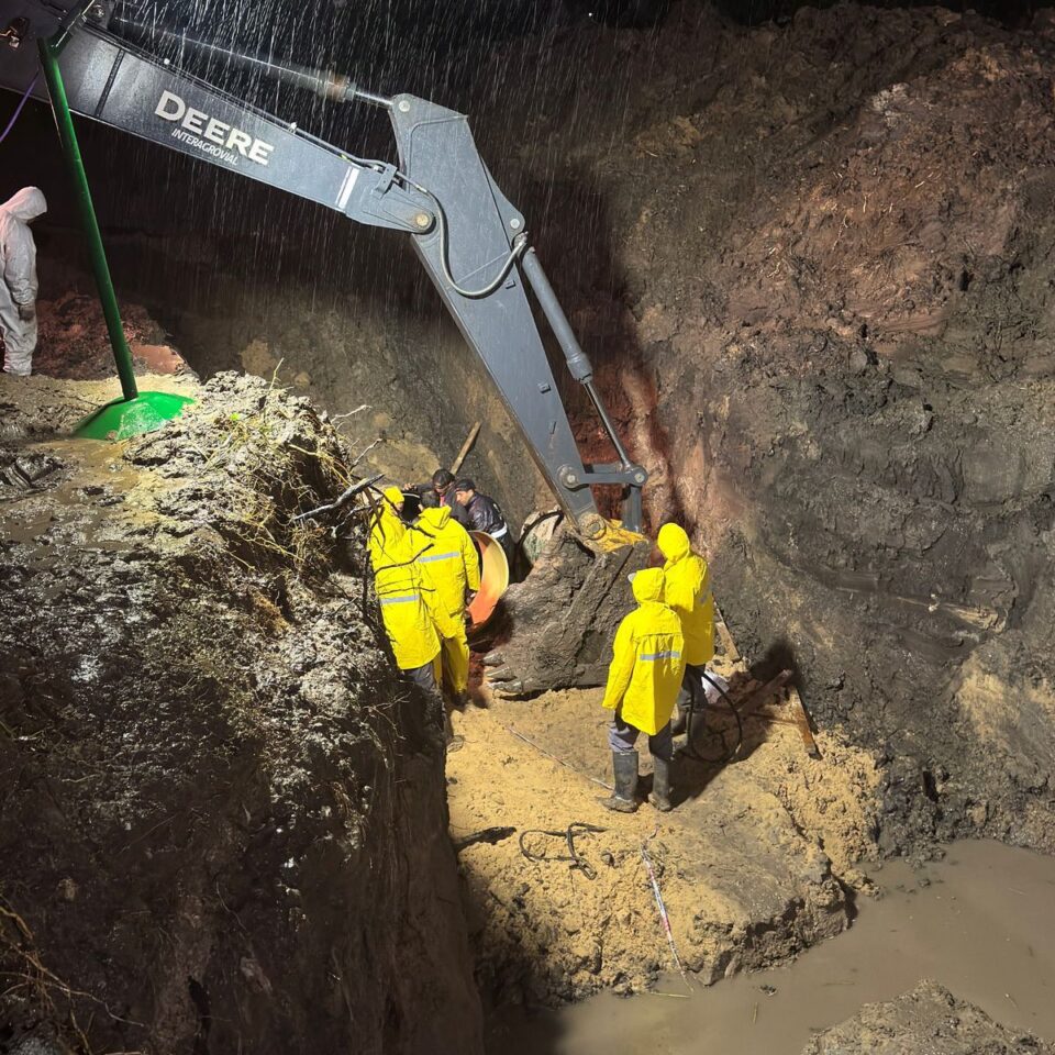 Equipos municipales siguen trabajando sin descanso en la reparación del caño distribuidor en la Planta Etcheverría