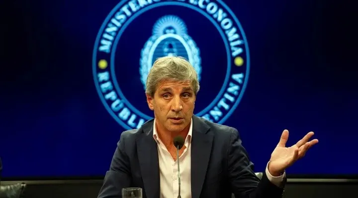 Caputo justificó mantener el sistema de bandas en el dólar: «Argentina es un país muy sensible a cualquier shock»