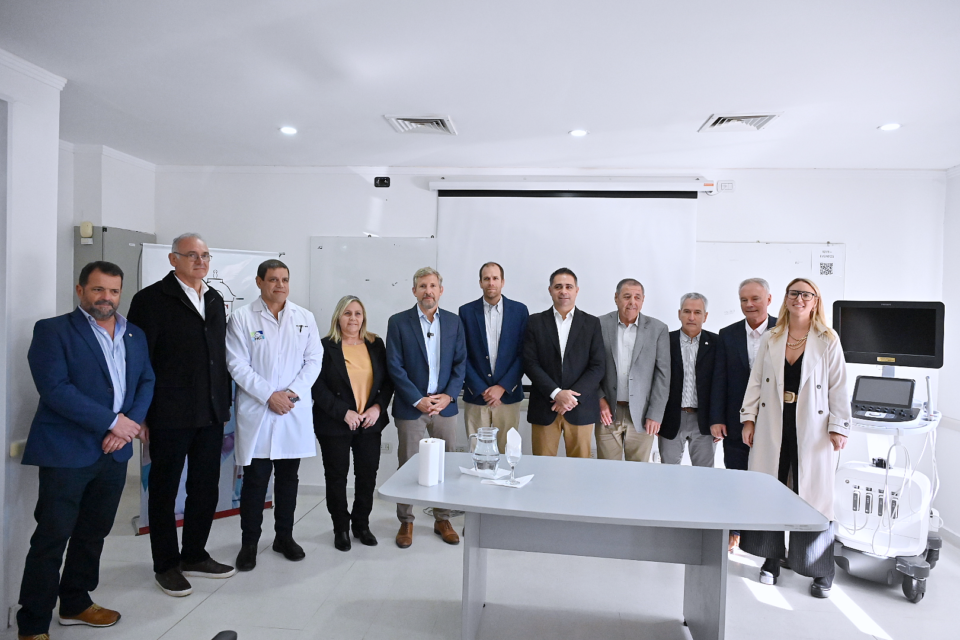 Frigerio participó de la entrega de un ecógrafo al servicio oncológico del hospital Centenario de Gualeguaychú