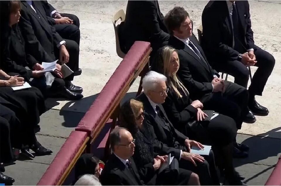 Milei no fue al último adiós al papa Francisco y estuvo apenas unos minutos en el funeral