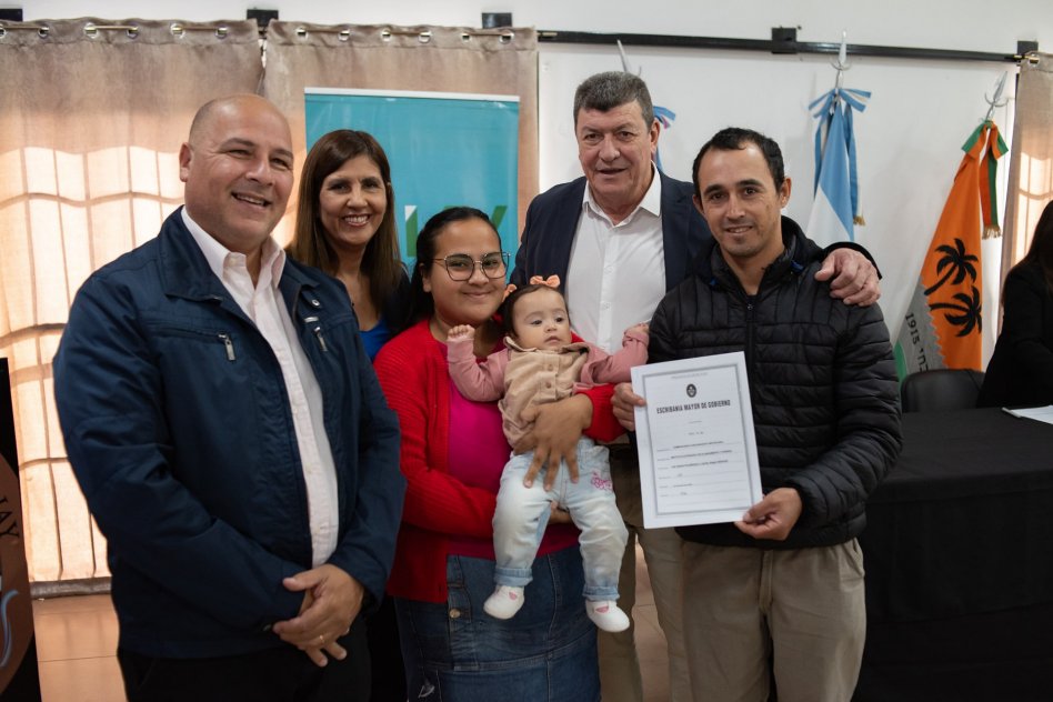 Familias de Ubajay y Villa Elisa rubricaron las escrituras de sus viviendas