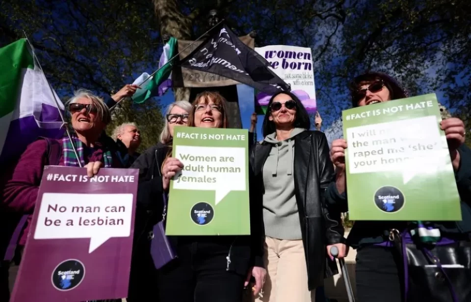 La Corte Suprema británica dictaminó que la definición legal de una «mujer» se basa en el sexo biológico