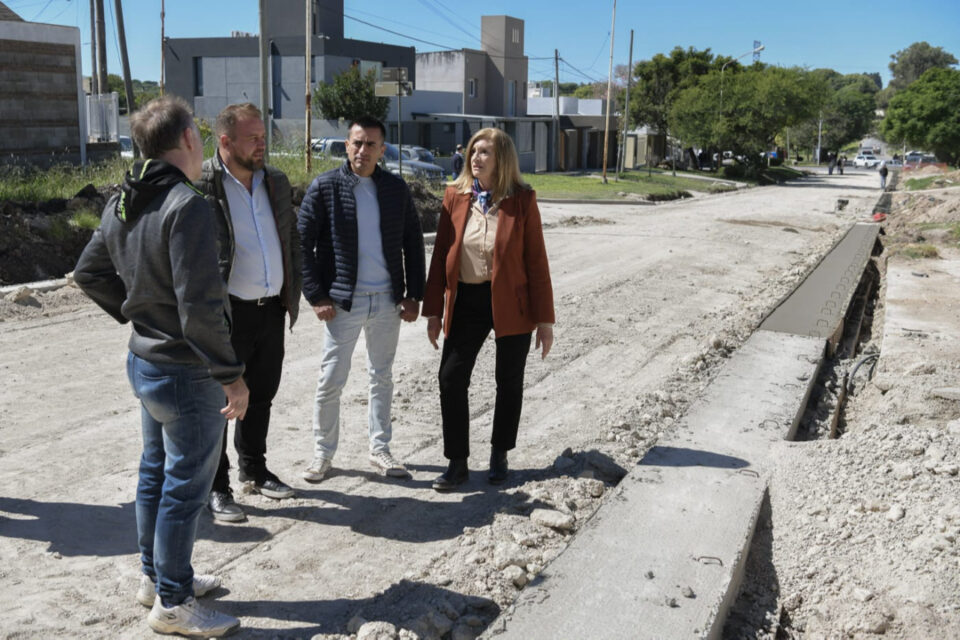 Rosario Romero recorrió la obra de pavimentación en calle Antonio Crespo