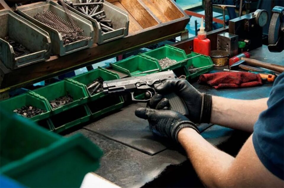 El gobierno nacional flexibilizó las exigencias para fabricar y comercializar armas