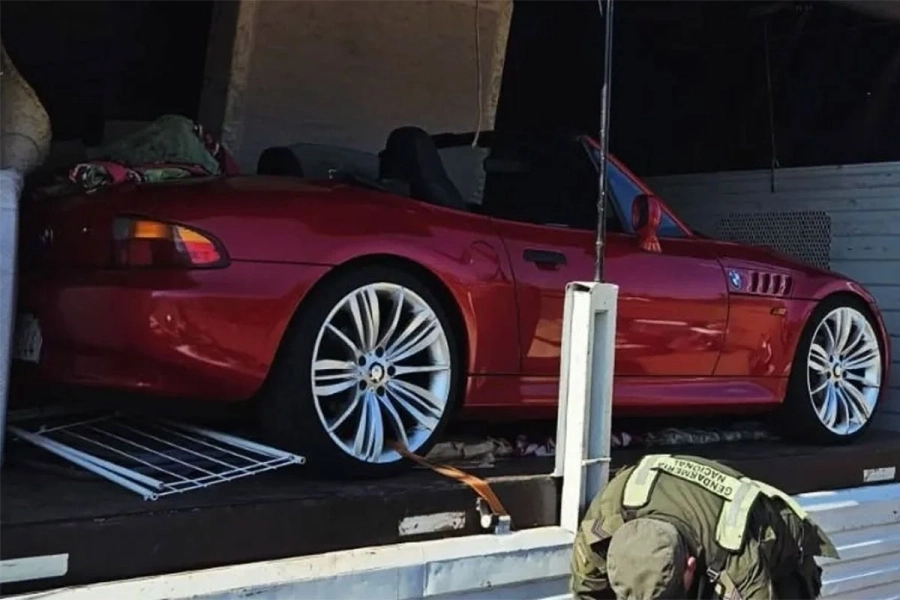 Un auto valuado en 96 millones de pesos iba oculto entre una mudanza en la Ruta 14