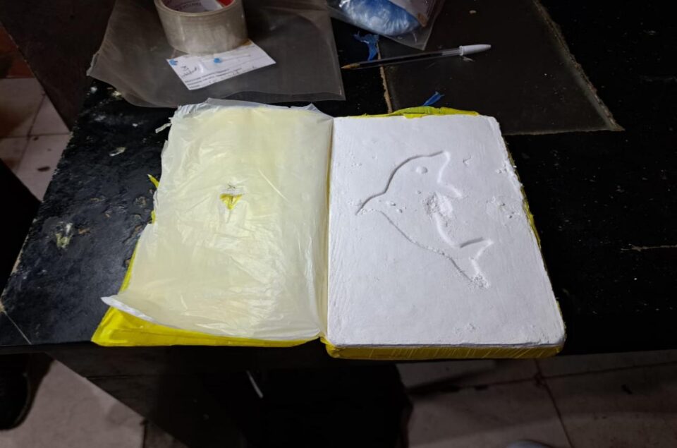 Ordenanza de escuela con un ladrillo de cocaina allanado por una garrafa