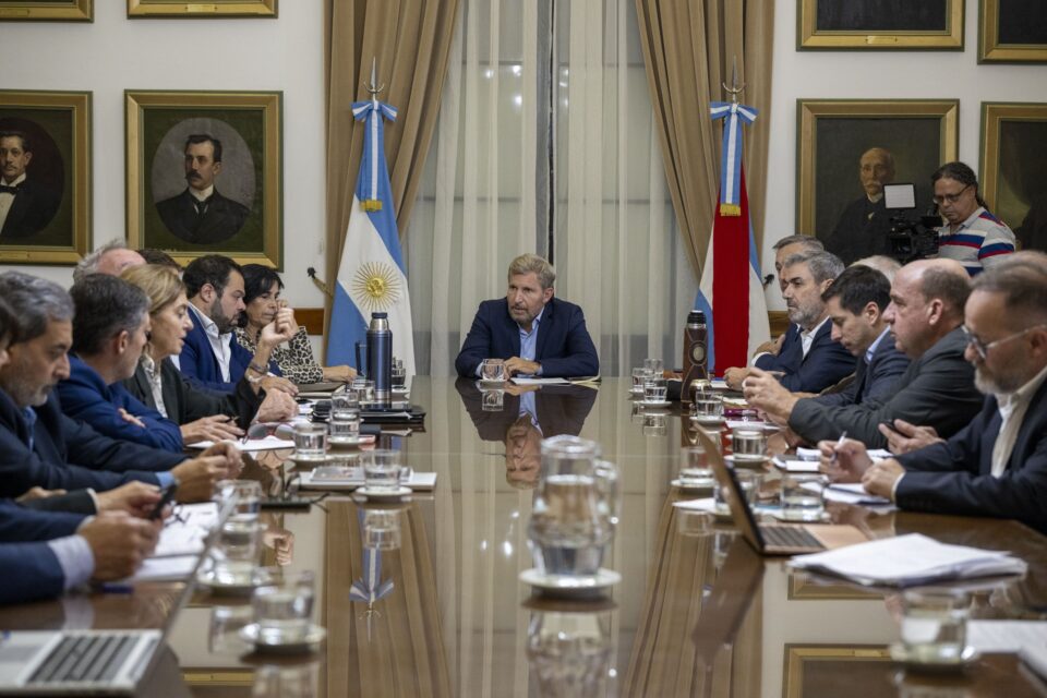 Frigerio encabezó una nueva reunión de gabinete donde analizaron el traspaso del Palacio San José