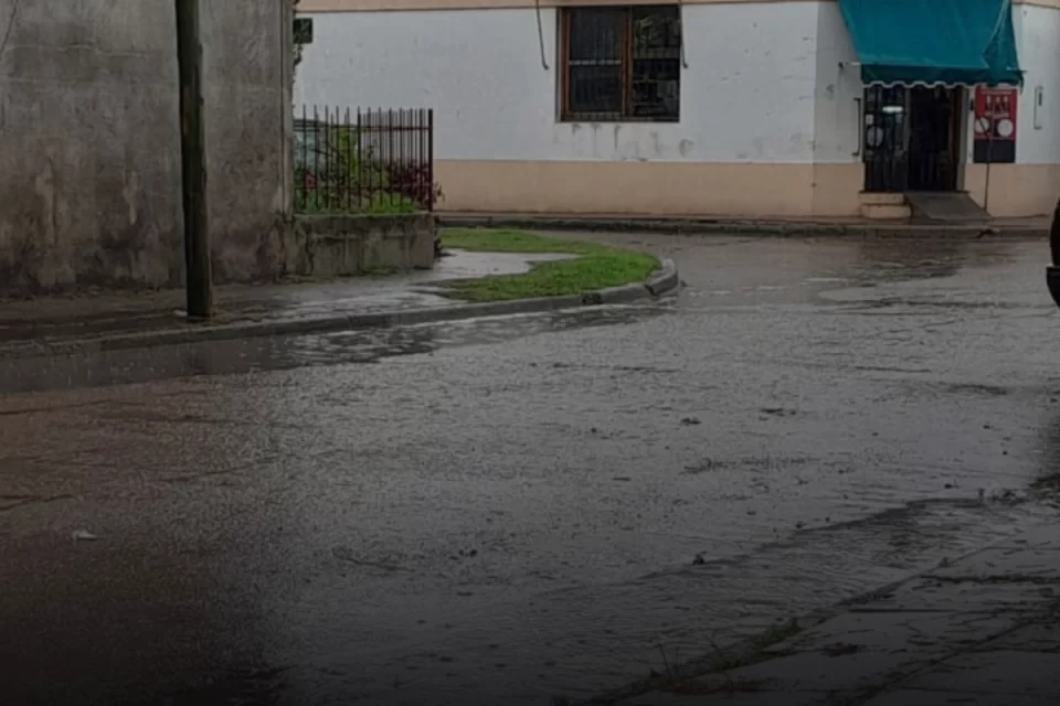 Las fuertes lluvias anegaron calles en la ciudad de Gualeguay