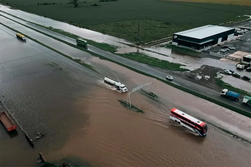Inundaciones en Buenos Aires: hay micros varados en Ruta 9 con decenas de niños atrapados