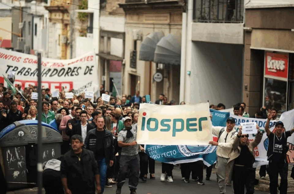 Agmer realiza un paro en rechazo a la disolución del Iosper y se moviliza la Intersindical