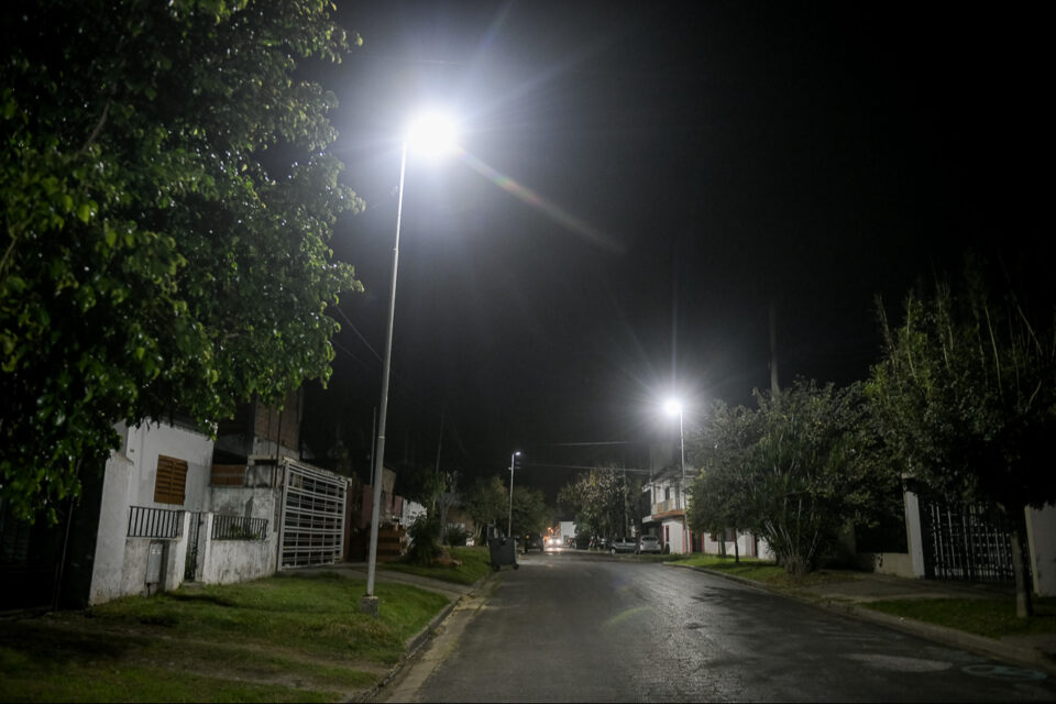 Avanza el plan 100% Led: La intendenta visitó la vecinal Villa Hermosa