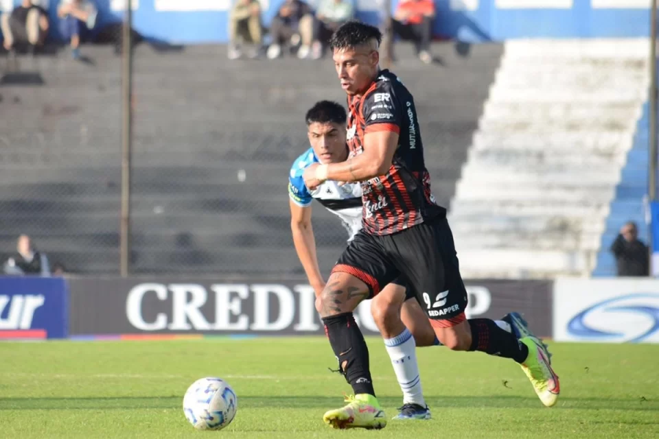 En el final del partido y con polémica, Patronato perdió 2-1 con Almagro