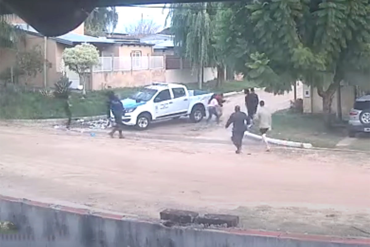 Menor fue localizado por la policía transitando con una hoja de chapa por la calle