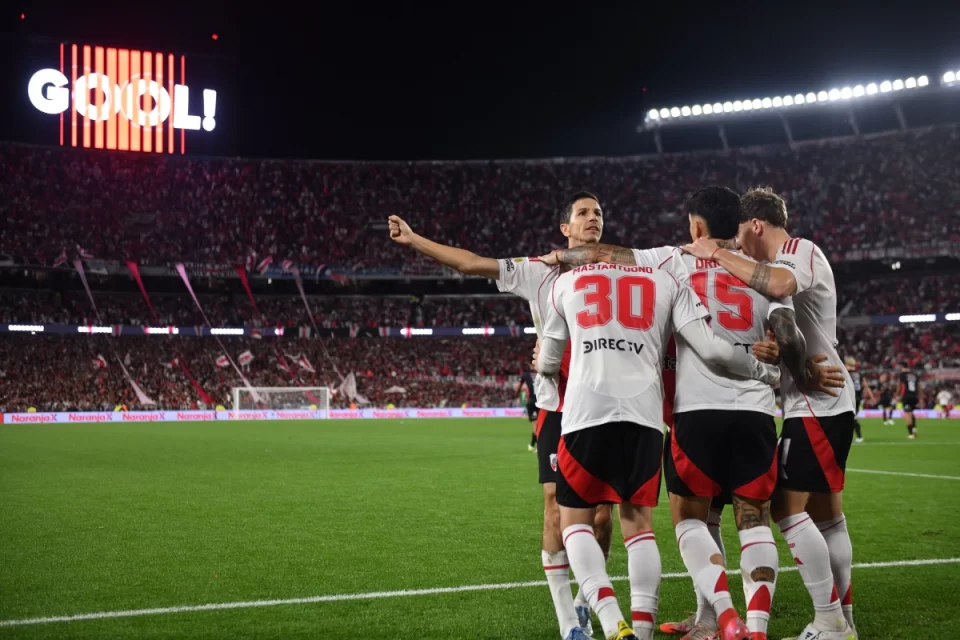 River goleó 3-0 a Barracas Central y clasificó a cuartos de final del Torneo Apertura