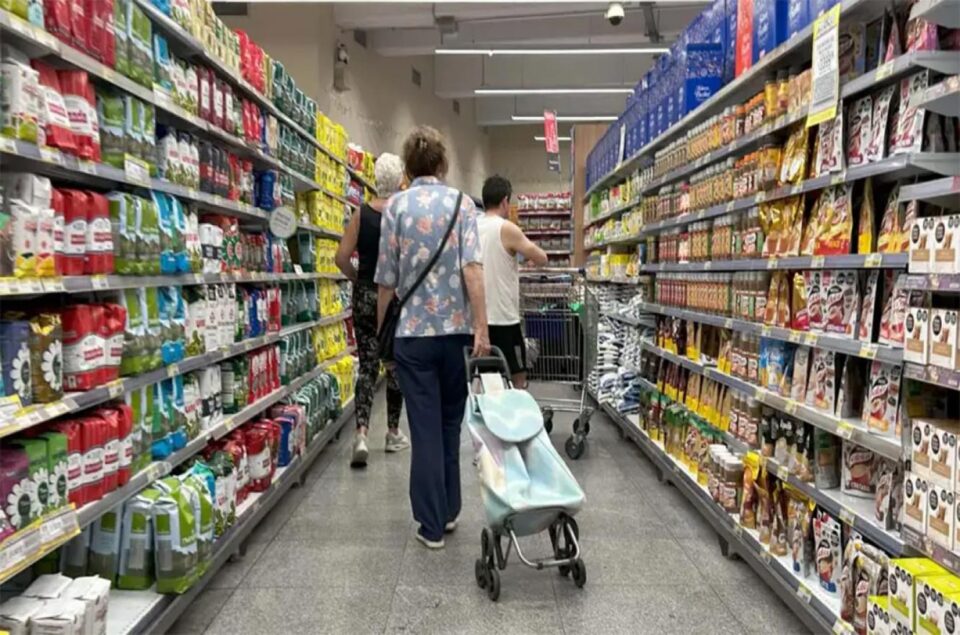 Lo dispuso el gobierno: dos salarios mínimos apenas cubren 8 días de gastos de una familia