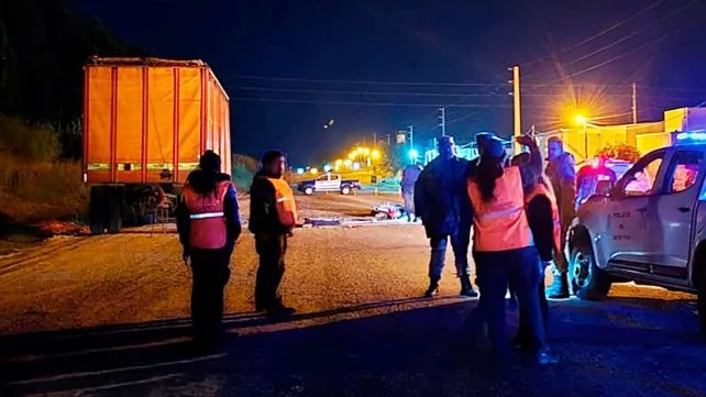 San José: motociclista sin casco murió al chocar un acoplado estacionado