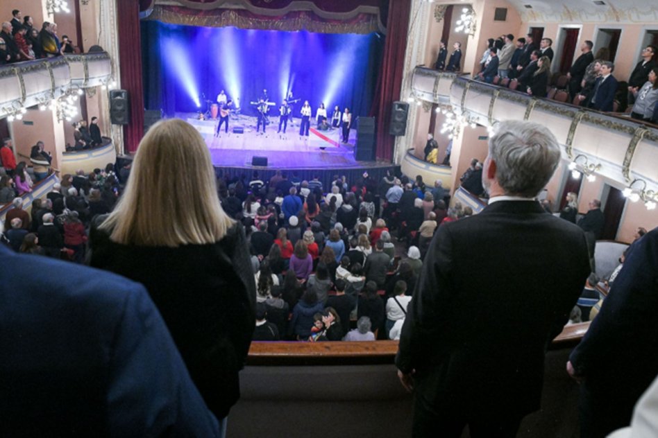 La Gala Patria por el 25 de Mayo se celebró con la propuesta artística de Cauce Litoral