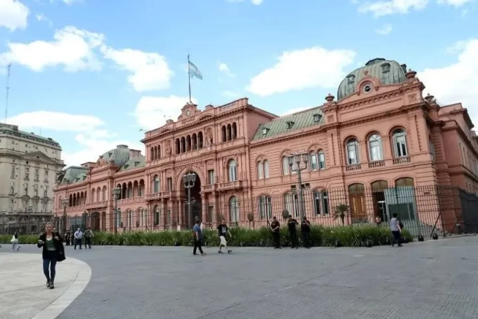 Aumentos salariales escalonados para empleados públicos nacionales