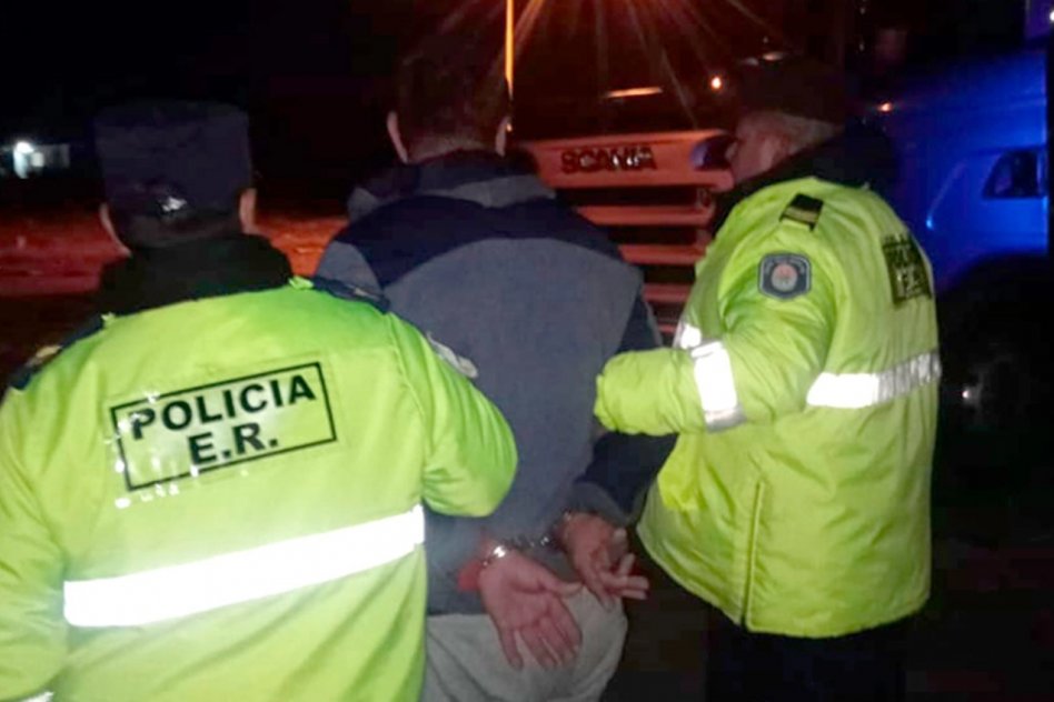 RUTA 12: Detuvieron a camionero que chocó autos y huyó de control policial