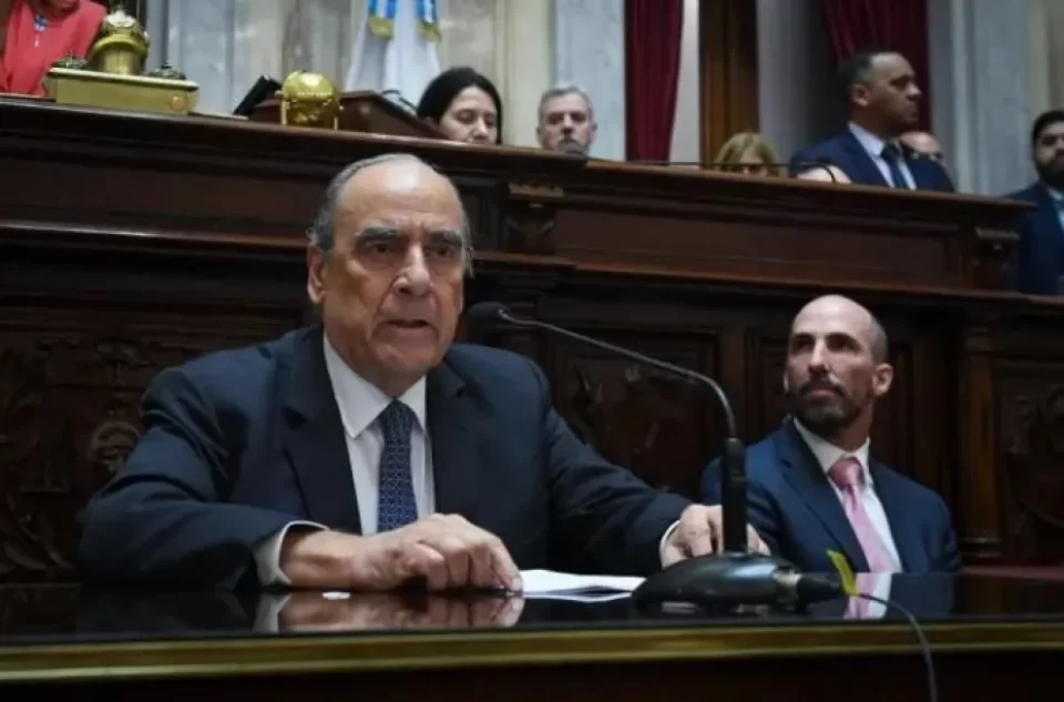 Francos se fue del Senado tras ser acusado de “mentiroso” por una senadora