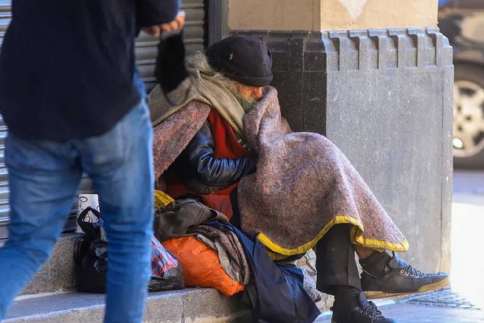 DESPIADADO PLAN DE AJUSTE: En medio del frío polar, Javier Milei eliminó la asistencia a personas en situación de calle