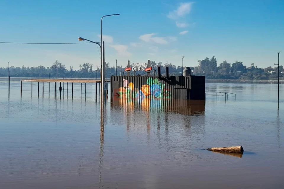 El río Uruguay alcanzó los 9,82 metros en Concordia y el agua avanza sobre la costanera