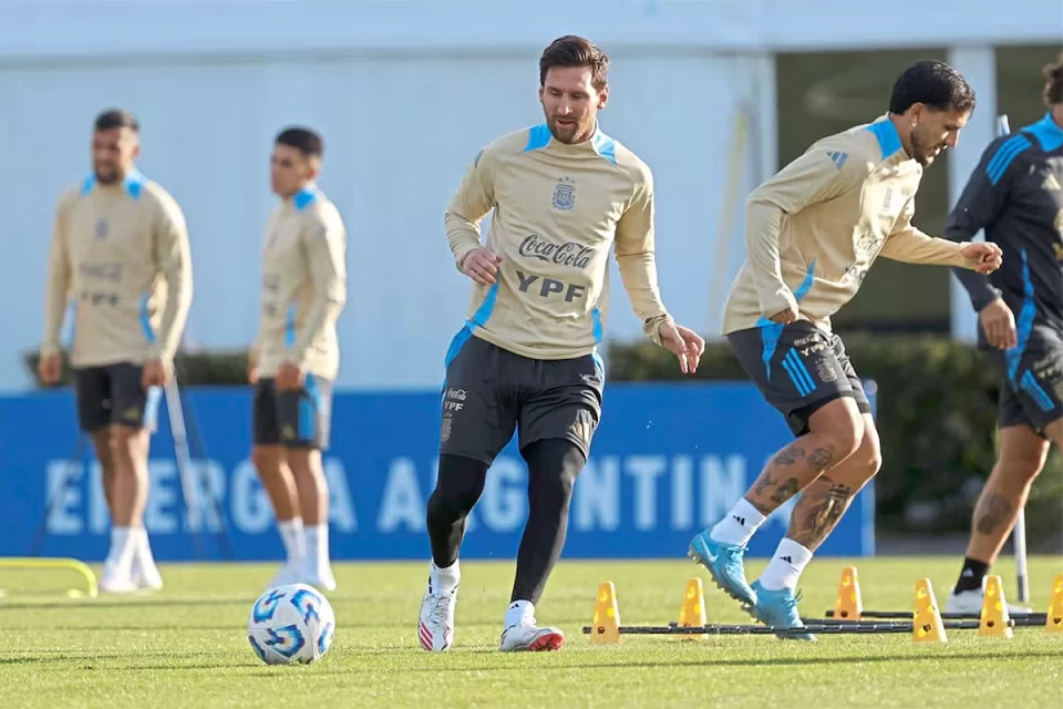 La Selección argentina visita esta noche a Chile: horario y las probables formaciones