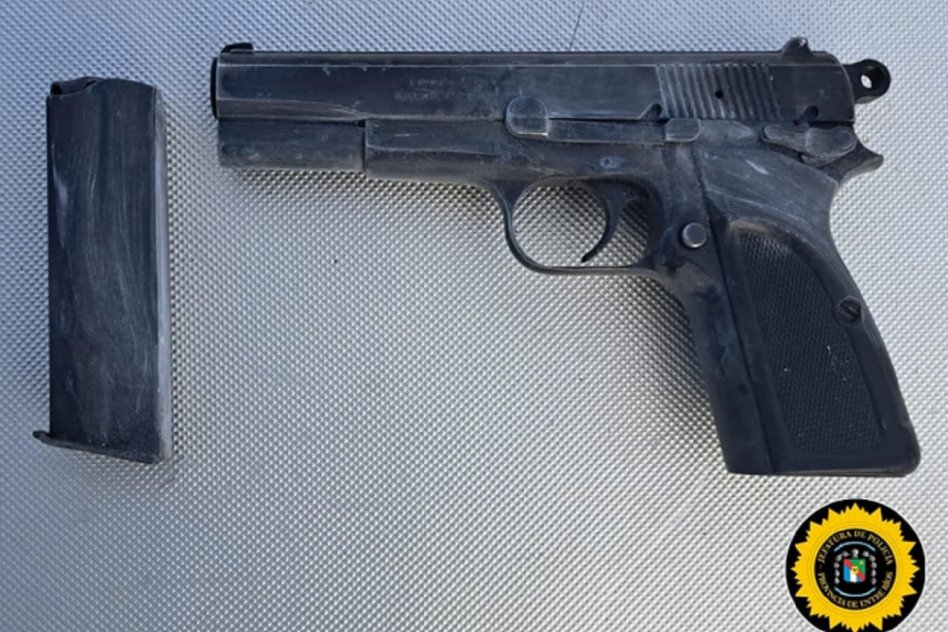 Motociclista era perseguido por la policía y arrojó un arma de fuego