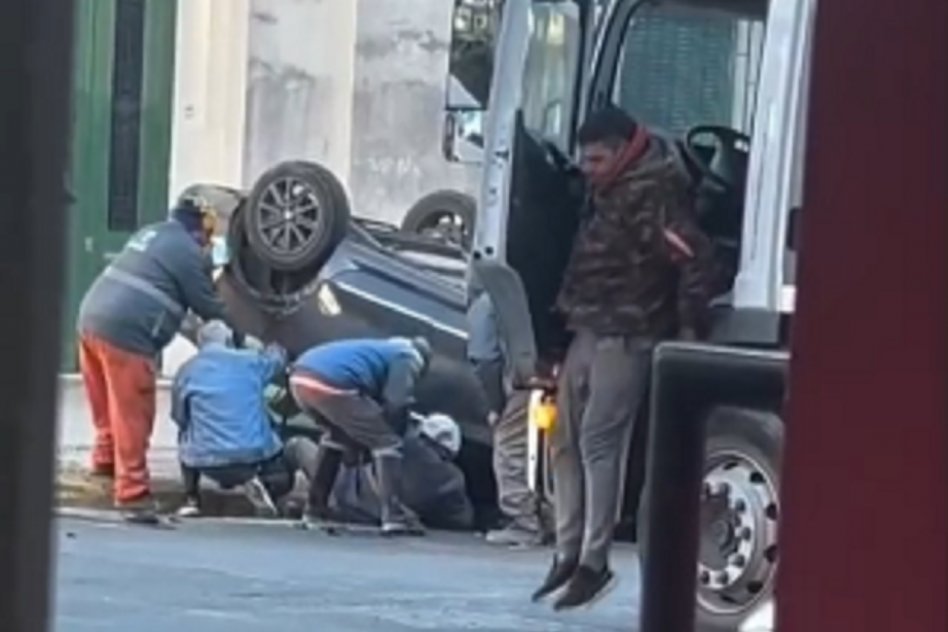 Violento choque y vuelco en Paraná: hay varios heridos, entre ellos menores