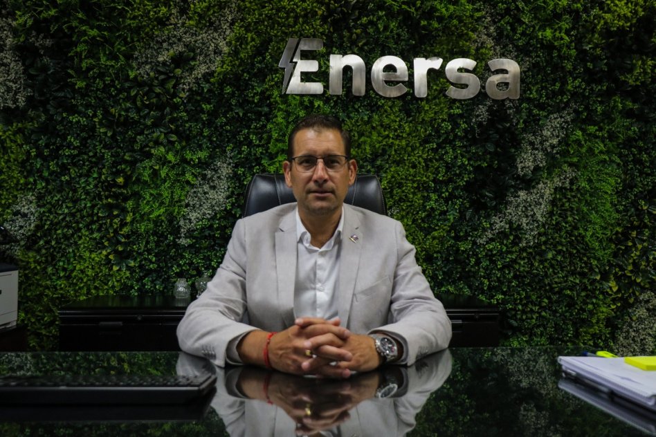CADA PESO QUE ENTRA SE CONVIERTE EN OBRA “Mientras antes se despilfarraba, hoy se invierte: cada peso en ENERSA se convierte en obra para los entrerrianos”