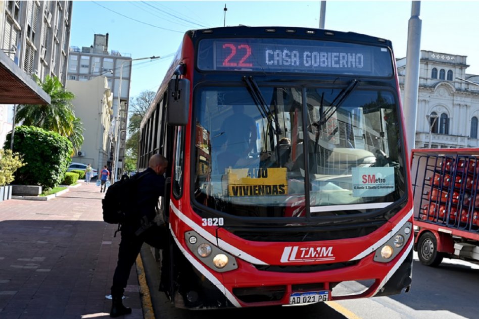 Oficializan suba de tarifa plana para colectivos del área metropolitana