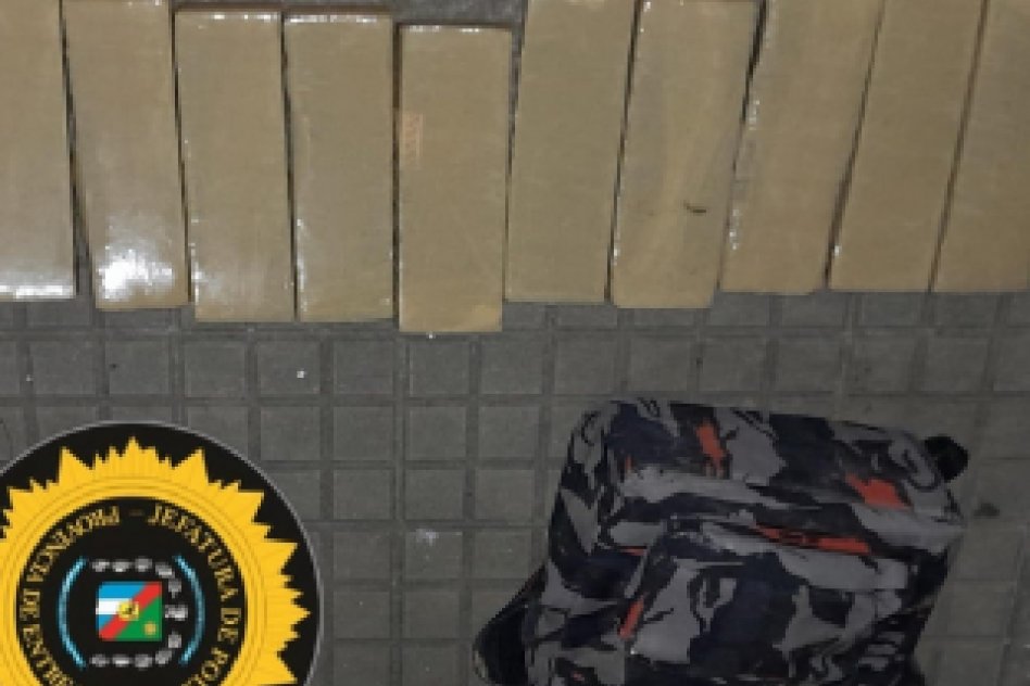 13 PANES En horas de la madrugada, circulaban por la ciudad con 10 kilos de marihuana en las mochilas