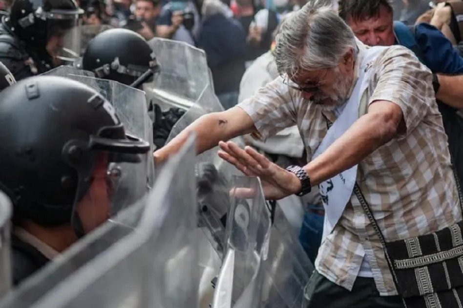 LLAMADO DE ATENCIÓN La carta de un agente de seguridad a Javier Milei: «Nos duele que se nos envíe a reprimir jubilados»