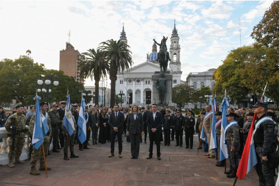 GESTIÓN DE GOBIERNO Paraná conmemoró el Día de la Independencia con el Izamiento de la Bandera Nacional