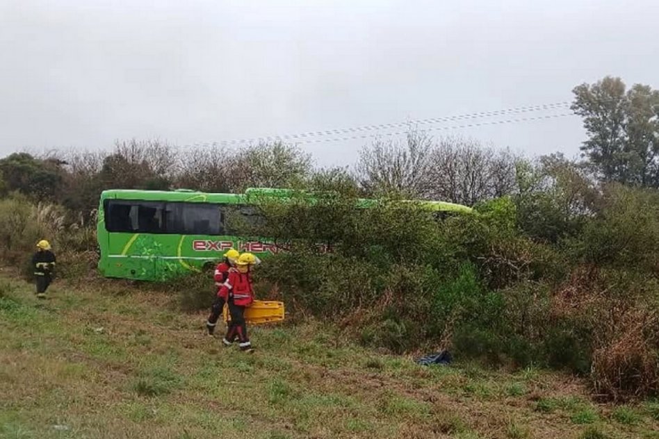 ZONA EL PALENQUE Despiste en ruta 12. Ómnibus embistió la cubierta que se desprendió de un camión