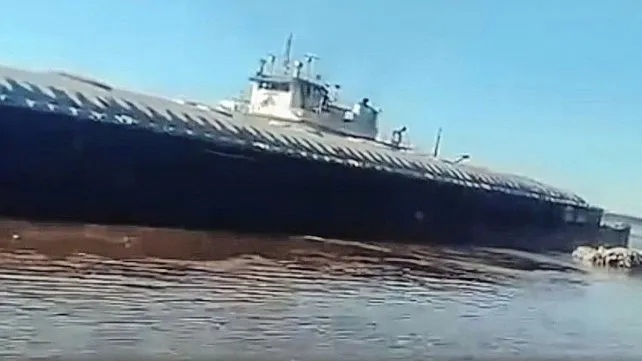 Puerto Curtiembre: un remolcador de barcazas chocó contra la barranca
