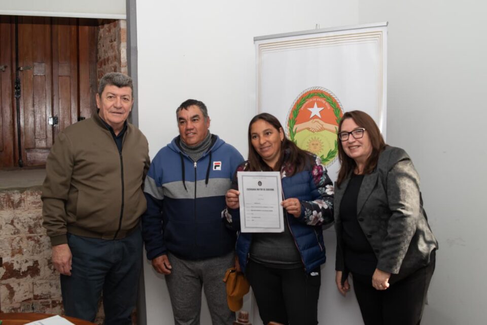 Más de 20 familias del departamento Paraná recibieron las escrituras de sus viviendas