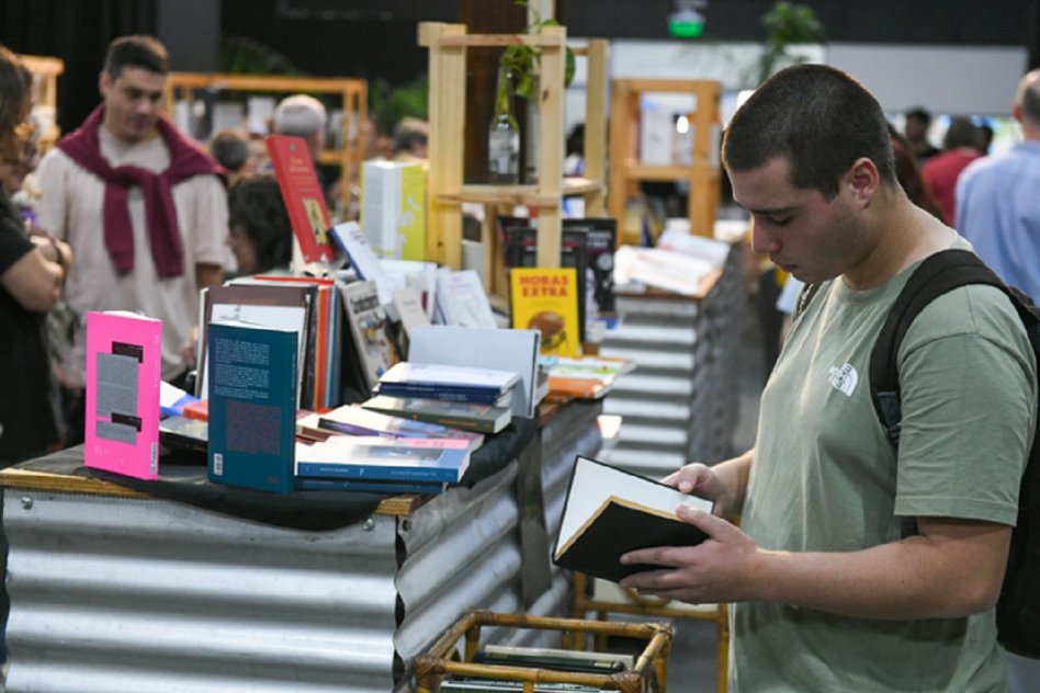 La escritora Selva Almada abrirá los conversatorios de la Feria del Libro Paraná Lee