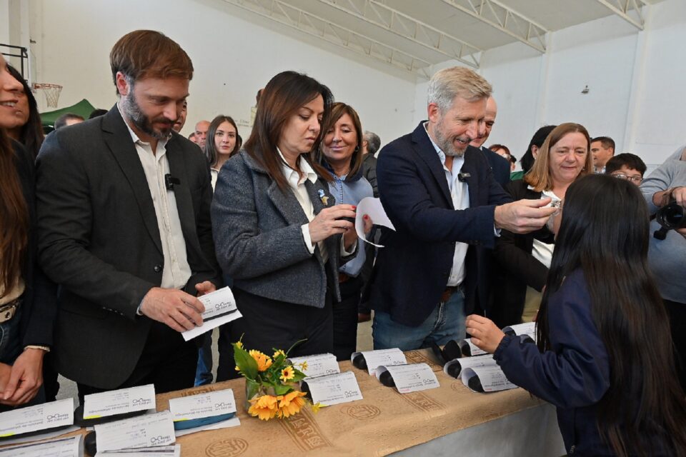 Frigerio destacó la entrega de más de 1.200 anteojos a estudiantes entrerrianos