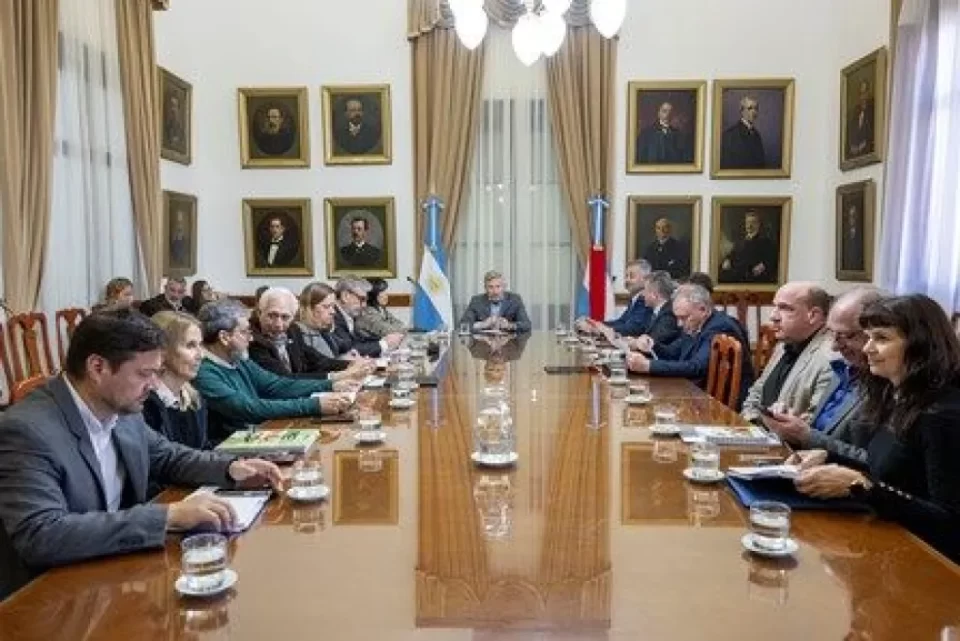 La sede prevista inicialmente era Concepción del Uruguay pero finalmente será en Paraná. «Nos encontramos con un pedido de suspensión desde el Municipio, muy cercano a la fecha del evento. Tuvimos que tomar una decisión rápida y ágil. Por respeto a los artistas, a quienes trabajaron en el evento y, sobre todo, a los espectadores, debemos mantener la fecha cambiando la sede. Vamos a cumplir el compromiso asumido con los elencos seleccionados en la convocatoria, con los trabajadores de la comunidad teatral y con el público», sostuvo el secretario de Cultura de Entre Ríos, Julián Stoppello.  «Desde el primer día de nuestra gestión trabajamos para abrir espacios y generar encuentros en las distintas disciplinas del arte entrerriano. Lo hacemos con responsabilidad, honrando la palabra dada y teniendo en cuenta el esfuerzo, los tiempos y la dedicación de nuestros artistas», concluyó.  El evento es organizado por la Secretaría de Cultura de Entre Ríos, dependiente del Ministerio de Gobierno y Trabajo, junto al Consejo Provincial de Teatro Independiente de Entre Ríos (CONTIER). Se desarrollará en salas de la Casa de la Cultura de Entre Ríos, Centro Cultural y de Convenciones La Vieja Usina, Escuela de Música, Danza y Teatro «Profesor Constancio Carminio», Instituto Autárquico Audiovisual de Entre Ríos (IAAER) y Saltimbanquis.  Esta readecuación organizativa permitirá garantizar el mejor marco posible para las funciones, talleres y actividades programadas, manteniendo intacto el espíritu del evento: generar un encuentro alrededor del arte y el teatro.