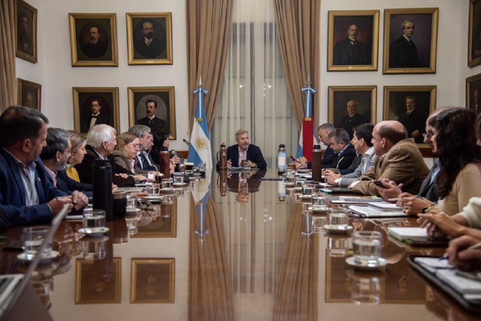 El programa oftalmológico y el traspaso del puerto de Paraná fueron abordados en reunión de gabinete