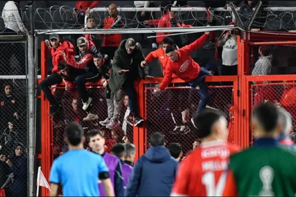 COPA SUDAMERICANA Graves incidentes entre hinchas de Independiente y U. de Chile: piedras, butacas incendiadas y brutales agresiones