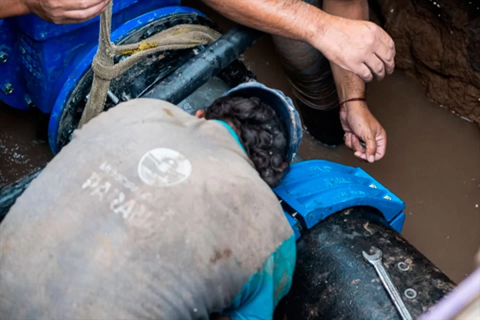 Reparan cañería en Paraná y advierten sobre potencial falta de agua