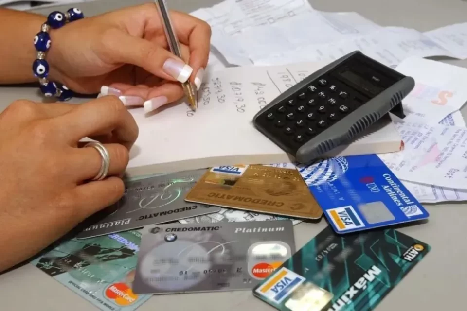 El rojo de las familias con los bancos rompió un récord de 15 años y la situación también pega a la industria