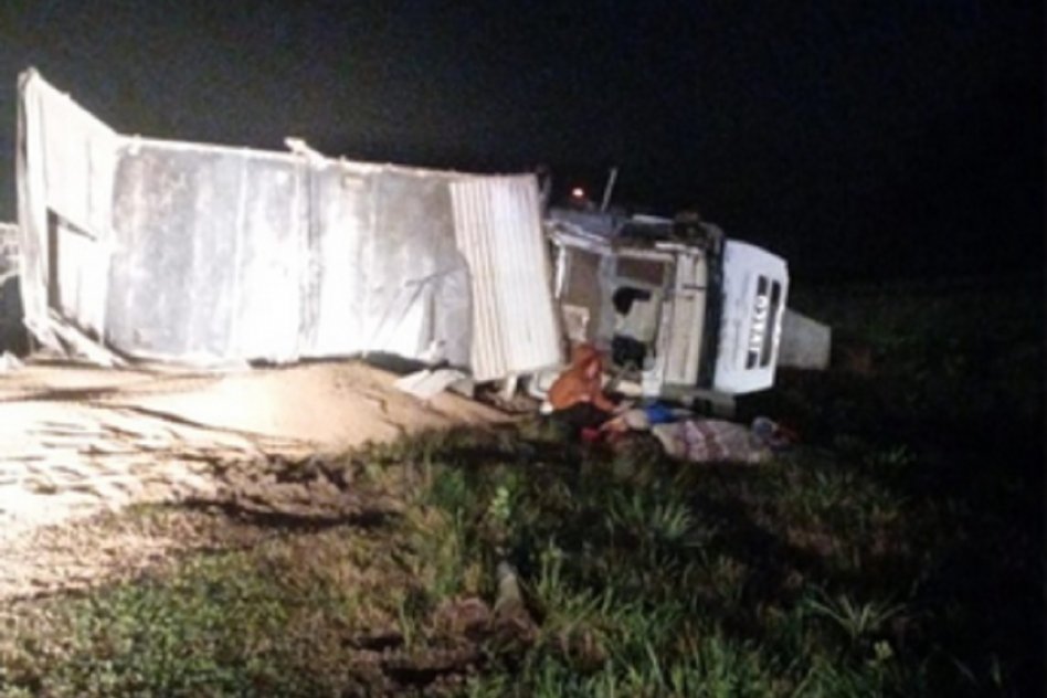 RUTA PROVINCIAL 6 Volcó un camión y su chofer tuvo que ser rescatado por bomberos